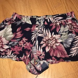 ✨Floral Shorts✨